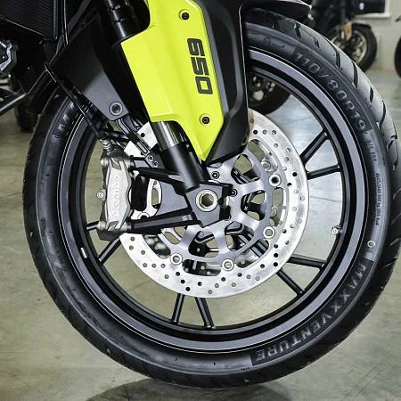 Мотоцикл QJ SVT 650 (черный/желтый) 2026г.